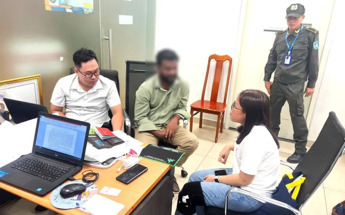 Lực lượng chức năng làm việc với đối tượng Mohamed Anil tại sân bay.