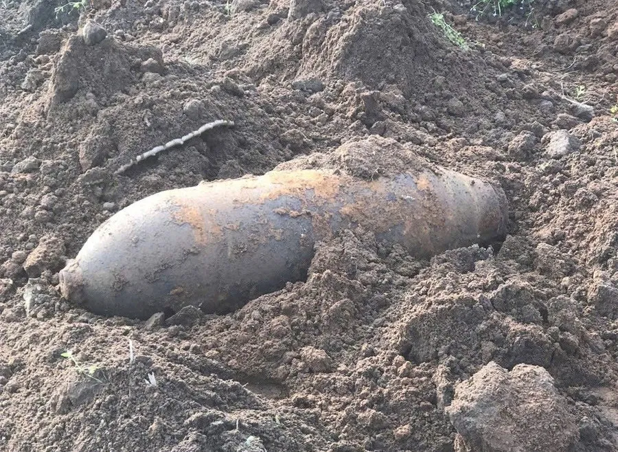 Quả bom nặng 3,5 tạ được ph&aacute;t hiện trong l&uacute;c cải tạo đất trồng m&iacute;a- Ảnh 1.