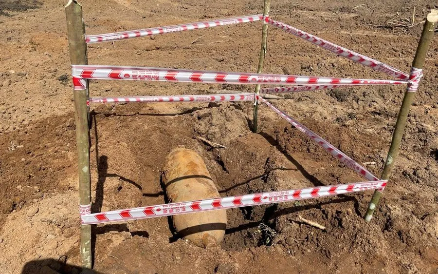 Ban Chỉ huy phòng thủ khu vực 2 - Đak Pơ đã khoanh vùng cấm đối với khu vực phát hiện quả bom. Ảnh: ĐVCC