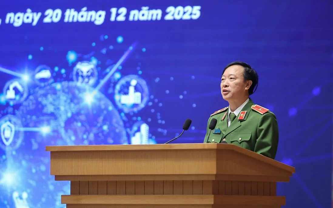 Thiếu tướng Nguyễn Ngọc Cương, Giám đốc Trung tâm Dữ liệu Quốc gia trình bày tham luận. Ảnh: Nhật Bắc