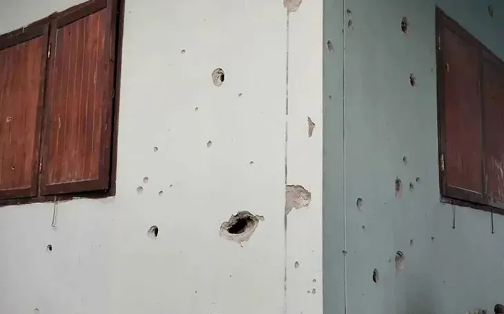 Vết đạn pháo của Campuchia trên hai ngôi nhà ở Ban Khok Thahan, xã Thap Sadet, tỉnh Sa Kaeo, Thái Lan. (Ảnh: Lực lượng Quân đội Thái Lan)