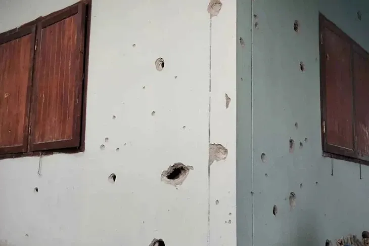 Vết đạn pháo của Campuchia trên hai ngôi nhà ở Ban Khok Thahan, xã Thap Sadet, tỉnh Sa Kaeo, Thái Lan.