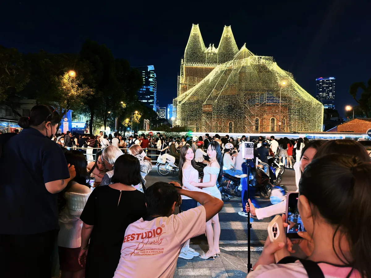 Điểm check-in "hot" m&ugrave;a Gi&aacute;ng sinh tại TP Hồ Ch&iacute; Minh- Ảnh 3.