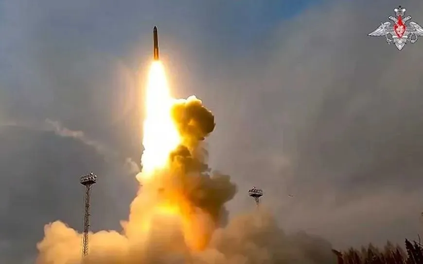 Tên lửa đạn đạo Oreshnik có tầm bắn tối đa là 5.500 km, tốc độ Mach 10 và có thể mang đầu đạn nặng tới 1,5 tấn (Ảnh: Bộ Quốc phòng Nga)