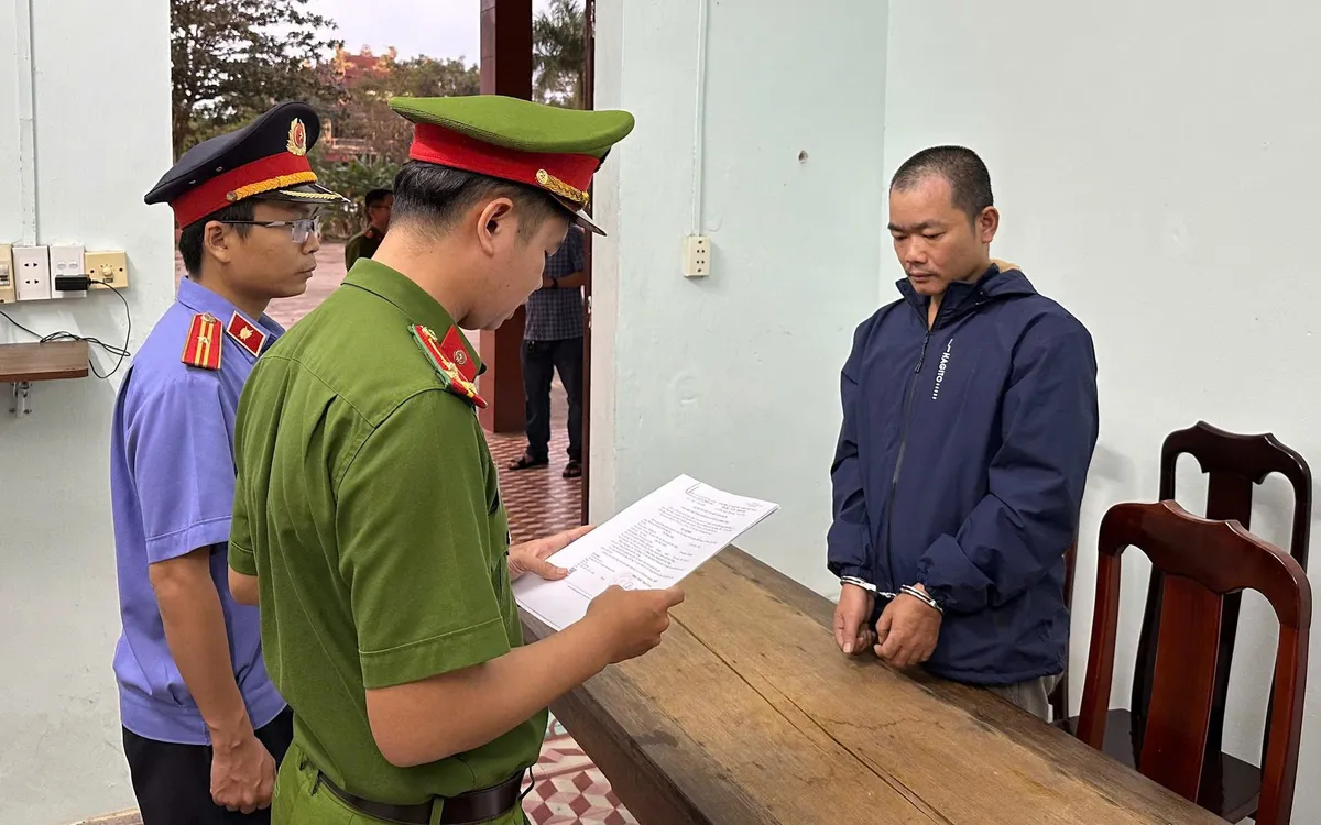 Cơ quan Cảnh sát điều tra Công an TP Đà Nẵng tống đạt các quyết định đối với Võ Văn Tiến.