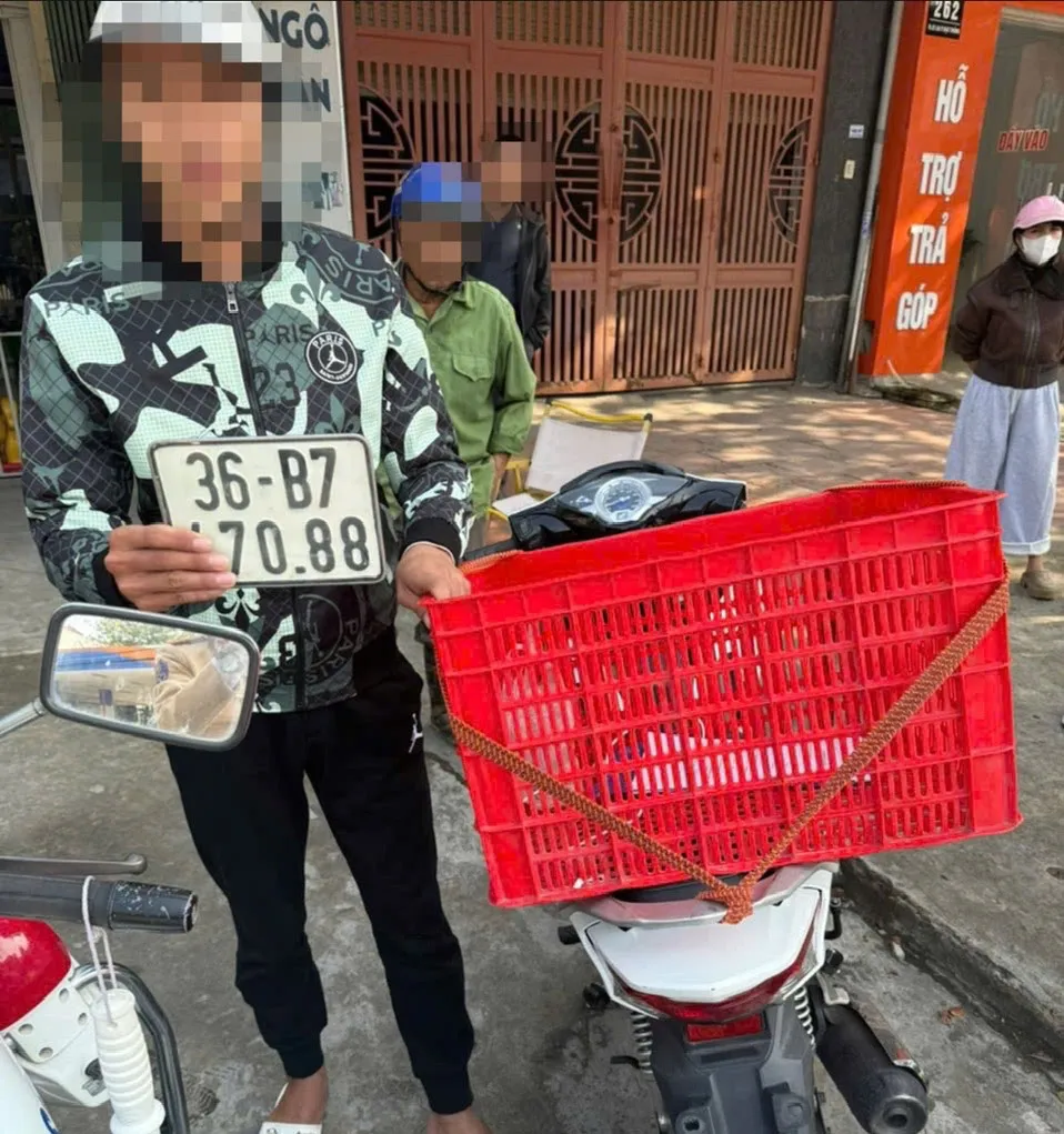 Vi phạm h&agrave;ng loạt lỗi giao th&ocirc;ng, một shipper bị phạt 30 triệu đồng  - Ảnh 1.