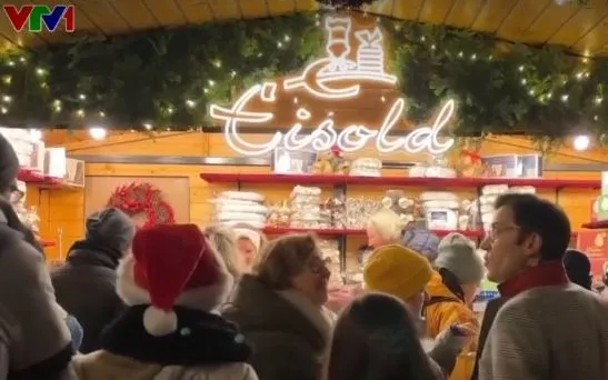 Người tiêu dùng toàn cầu thắt chặt chi tiêu mùa lễ hội