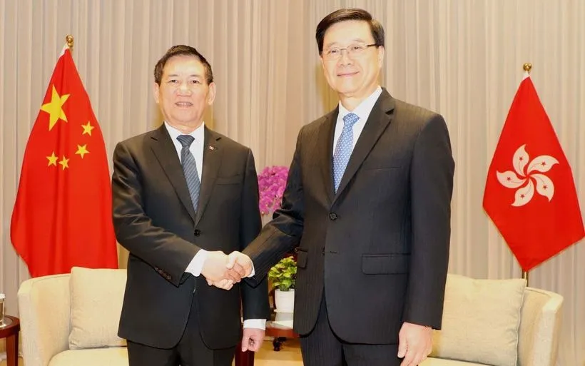 Phó Thủ tướng Hồ Đức Phớc và Trưởng đặc khu Hong Kong Lý Gia Siêu. (Ảnh: Xuân Vịnh/TTXVN)