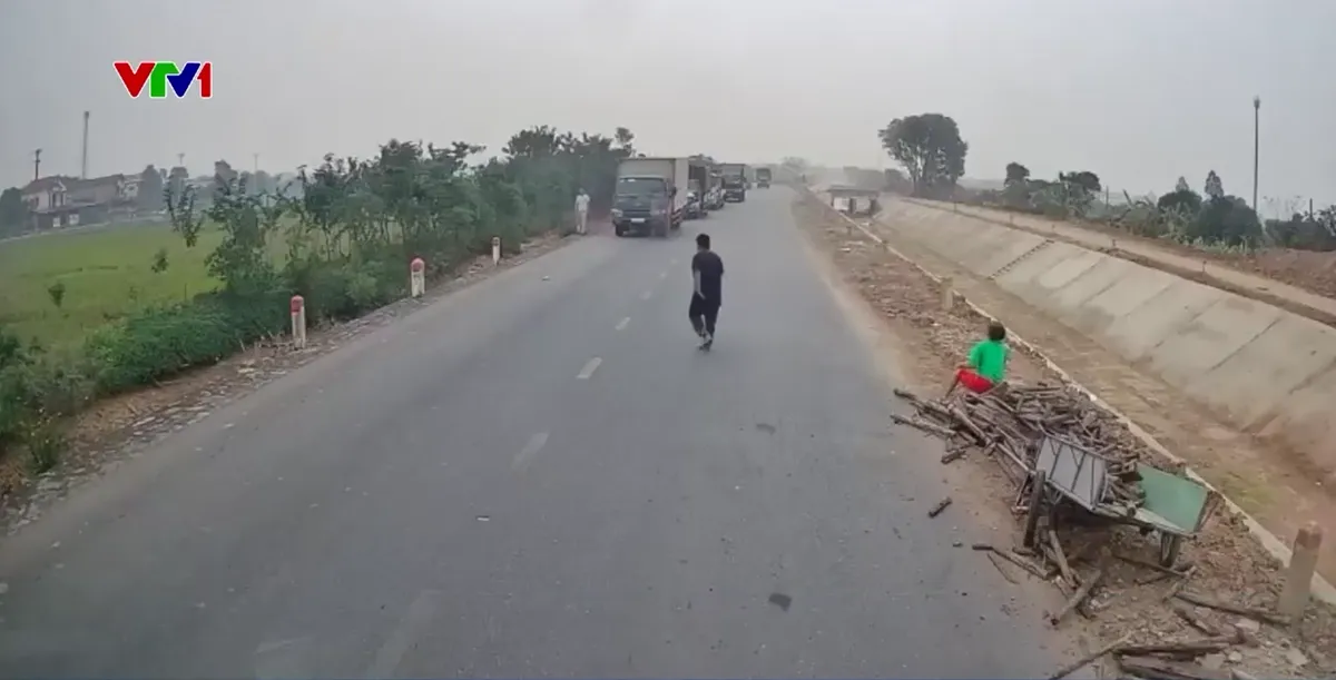 Ngăn chặn nguy cơ mất an to&agrave;n giao th&ocirc;ng từ xe tự chế - Ảnh 1.