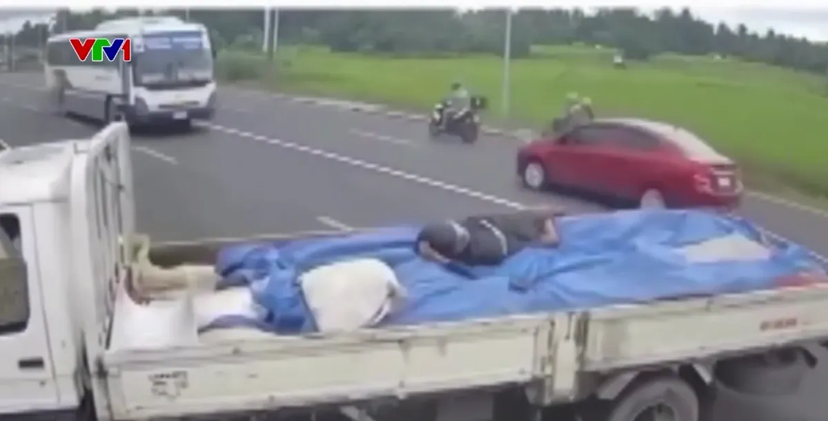 Tai nạn khi chuyển l&agrave;n sai, gặp xe m&aacute;y thiếu quan s&aacute;t - Ảnh 1.