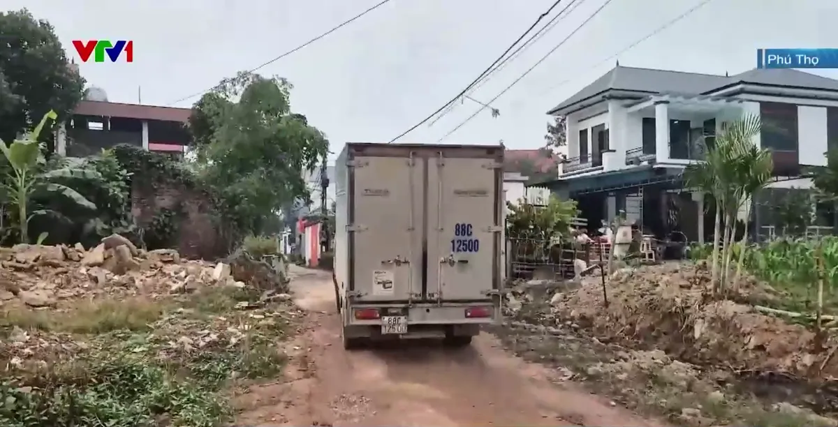 Đường thi công dở dang gây ảnh hưởng đời sống người dân ở Phú Thọ - Ảnh 2.