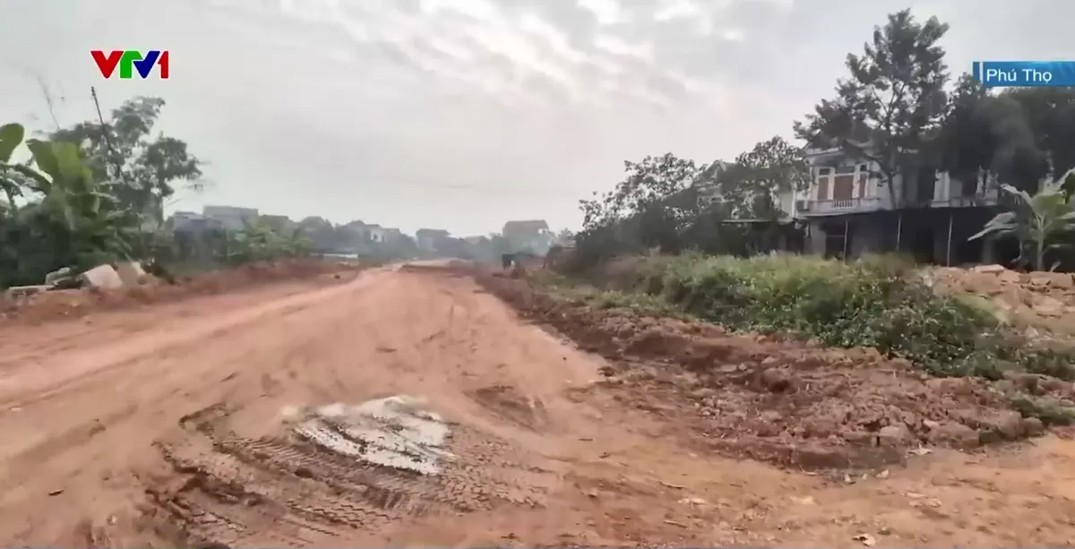 Đường thi công dở dang gây ảnh hưởng đời sống người dân ở Phú Thọ - Ảnh 4.