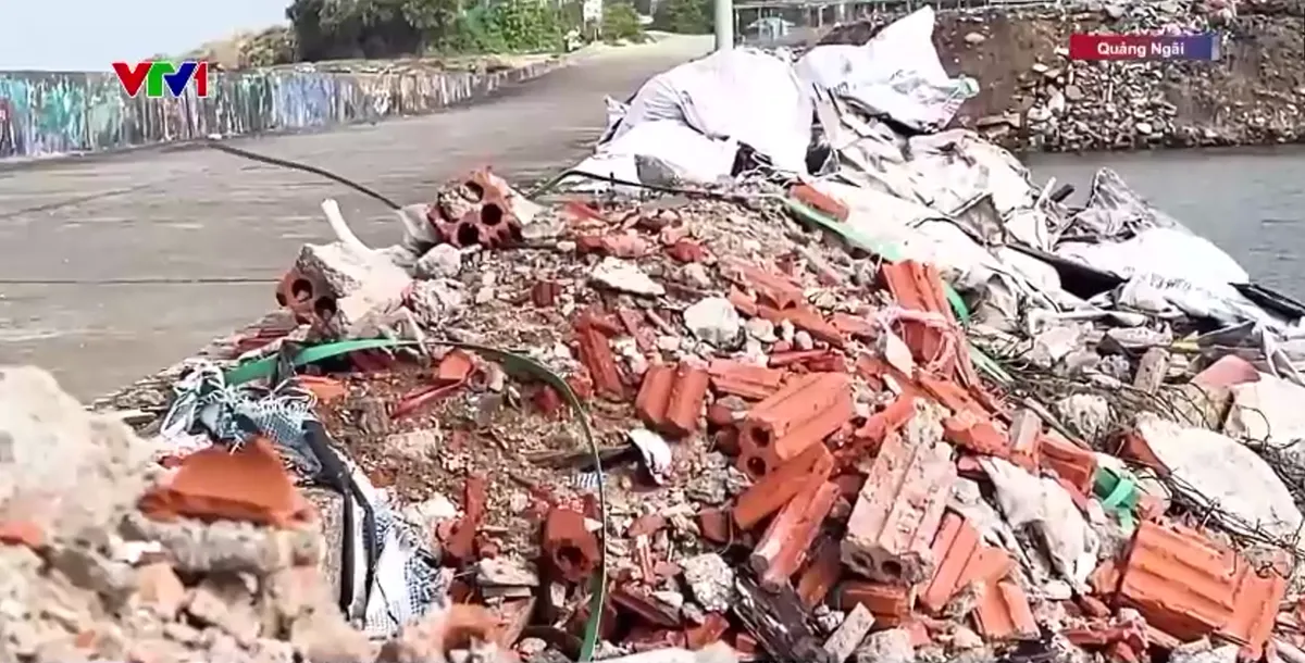 Phế thải, x&agrave; bần "bủa v&acirc;y" đặc khu L&yacute; Sơn, ảnh hưởng du lịch - Ảnh 4.