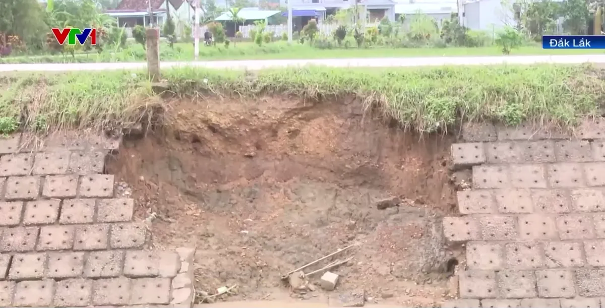 Sạt lở nghi&ecirc;m trọng k&ecirc;nh ch&iacute;nh Nam, giao th&ocirc;ng Quốc lộ 29 bị đe dọa - Ảnh 1.