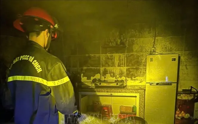 Lực lượng Cảnh sát Phòng cháy chữa cháy và Cứu hộ cứu nạn xử lý hiện trường vụ cháy rạng sáng ngày 21/12 giữa phố Đà Lạt. Ảnh TTXVN