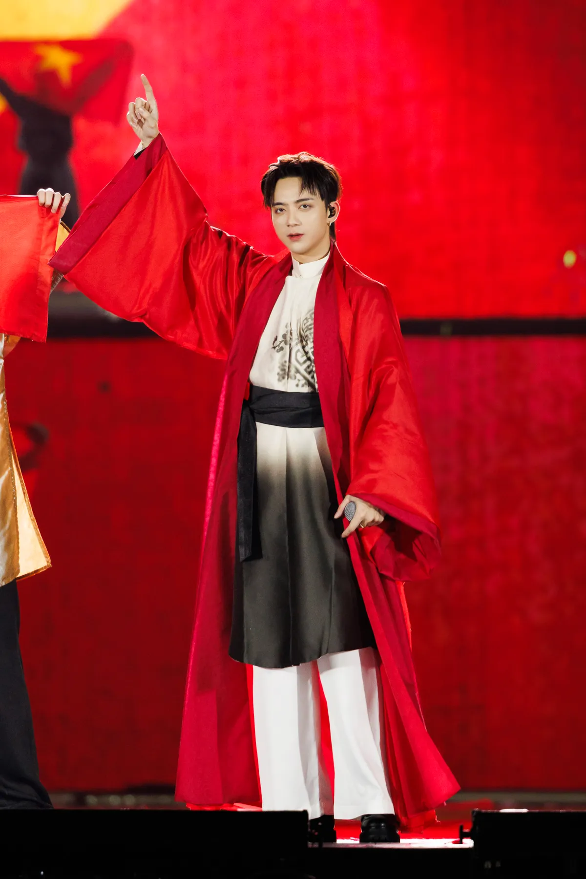 Lần đầu ti&ecirc;n d&agrave;n &ldquo;Anh T&agrave;i - Chị Đẹp&rdquo; c&ugrave;ng hội tụ, Y Concert tạo c&uacute; bắt tay chưa từng c&oacute;- Ảnh 12.