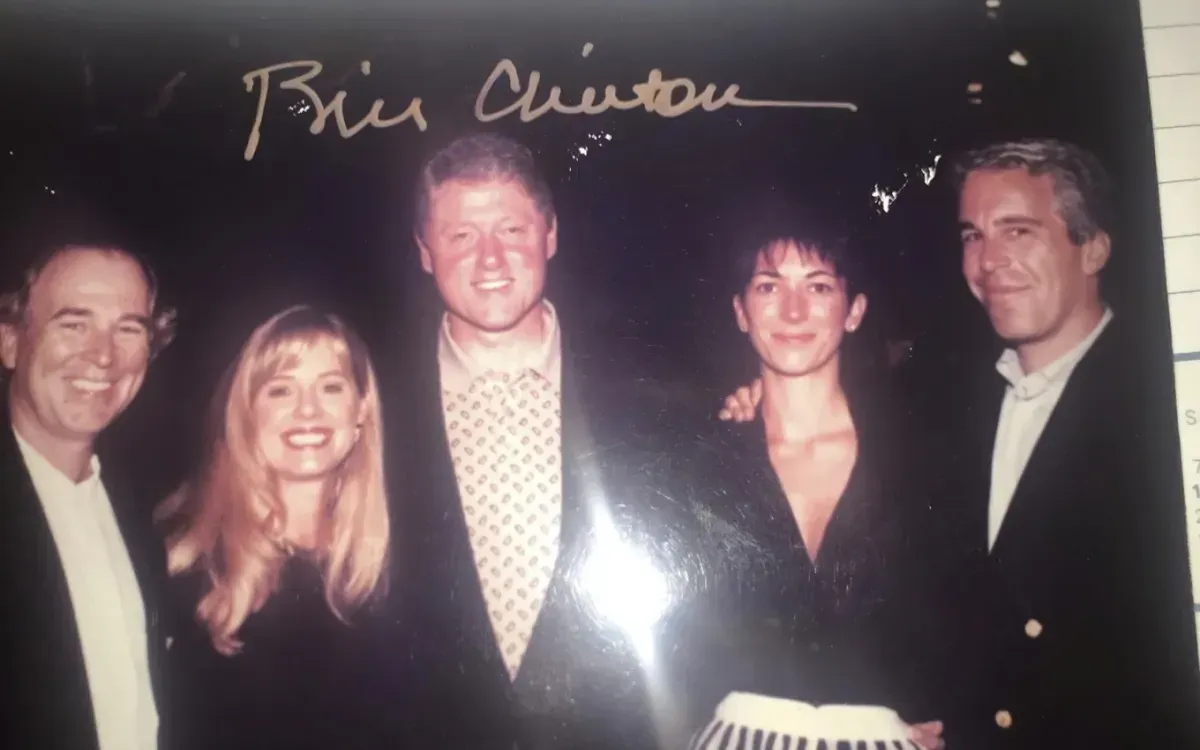 Cựu Tổng thống Mỹ Bill Clinton (ở giữa) cũng bị nghi vấn xuất hiện trong bức ảnh liên quan đến tỷ phú ấu dâm Epstein (Ảnh: House Oversight Committee)