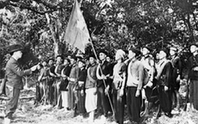 Quang cảnh ngày thành lập Đội Việt Nam Tuyên truyền giải phóng quân tại khu rừng Trần Hưng Đạo. Ảnh tư liệu 