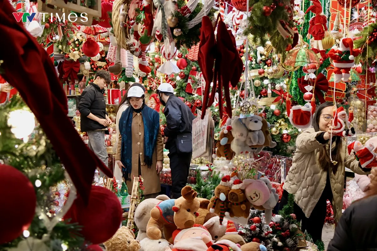 Sôi động thị trường quà Giáng sinh 2025 - Ảnh 4.