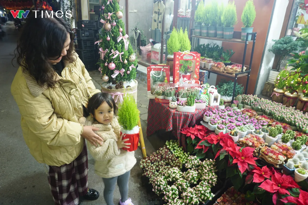 Sôi động thị trường quà Giáng sinh 2025 - Ảnh 1.