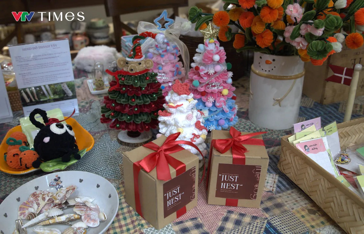 Sôi động thị trường quà Giáng sinh 2025 - Ảnh 3.