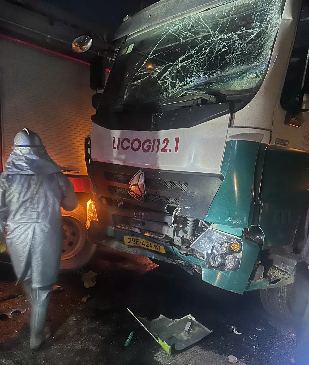 H&agrave; Nội: T&agrave;i xế xe bu&yacute;t mắc kẹt trong cabin sau va chạm với xe bồn- Ảnh 1.