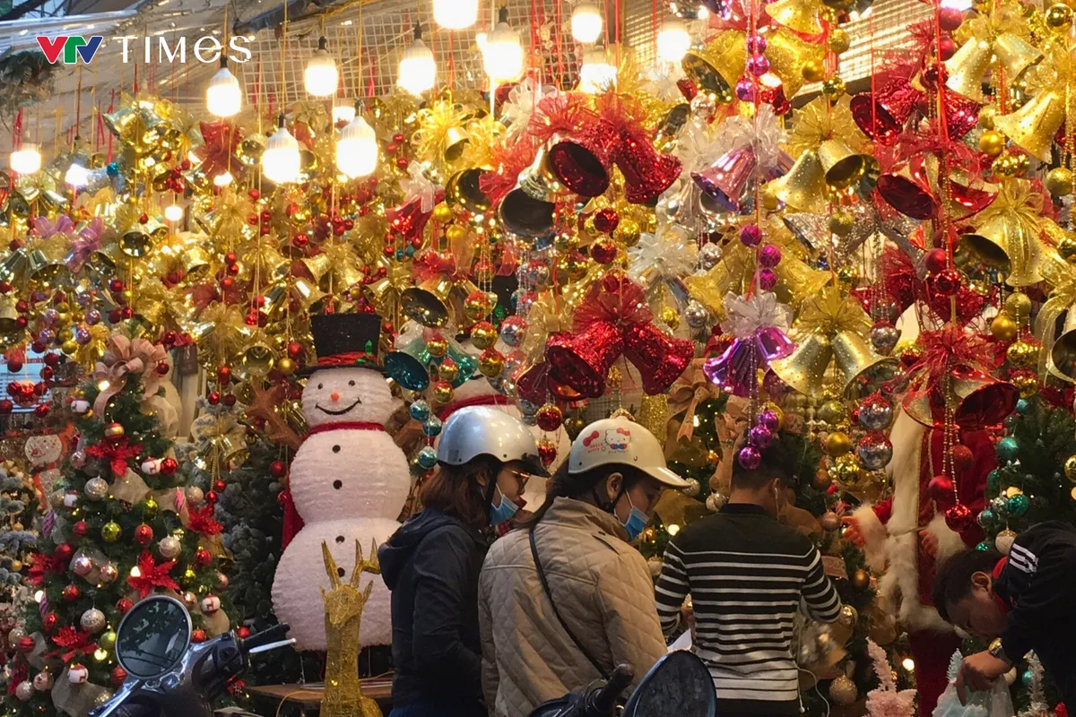 Sôi động thị trường quà Giáng sinh 2025 - Ảnh 2.