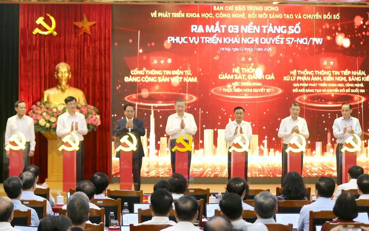Tổng Bí thư Tô Lâm, Thủ tướng Chính phủ Phạm Minh Chính và các đồng chí Ban Chỉ đạo Trung ương ấn nút khai trương, ra mắt 3 nền tảng số phục vụ giám sát triển khai Nghị quyết 57-NQ/TW