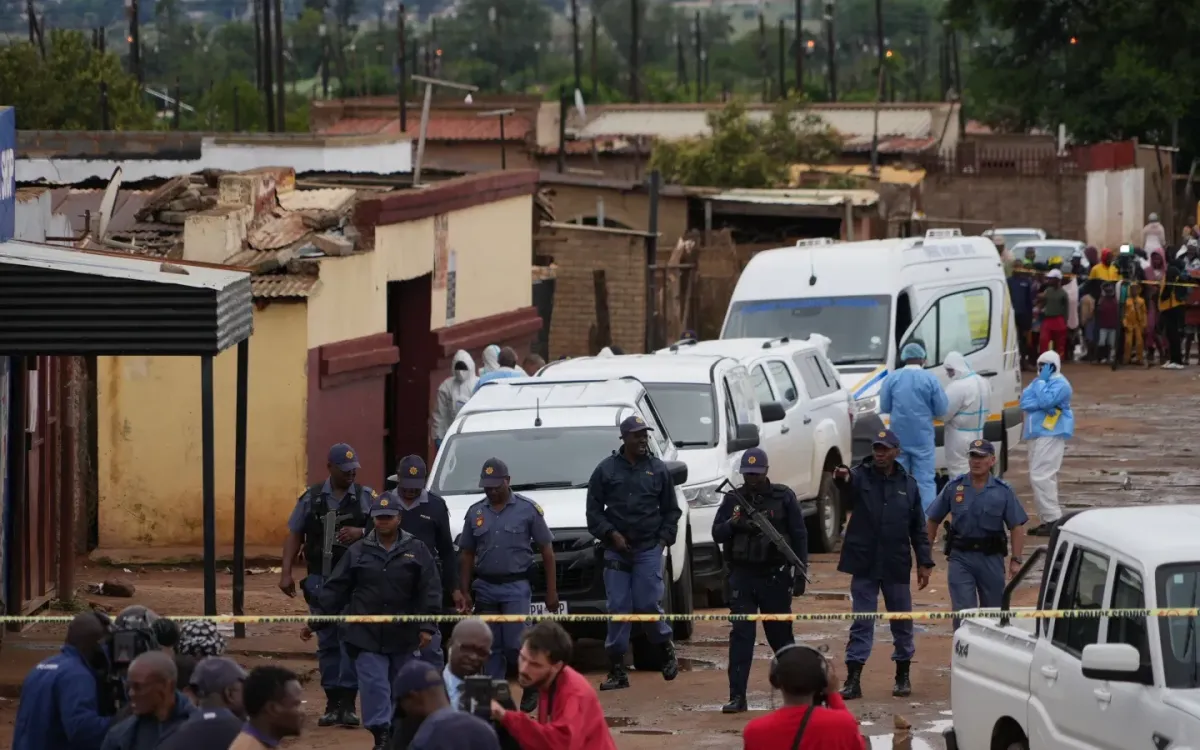 Cảnh sát Nam Phi có mặt tại hiện trường vụ xả súng khiến 9 người thiệt mạng và ít nhất 10 người bị thương tại Bekkersdal, ngày 21/12/2025 (Ảnh: AP)