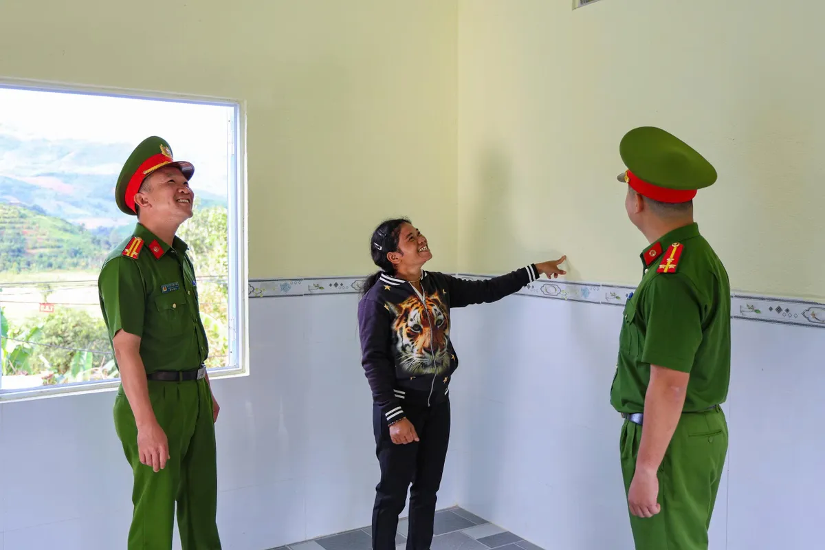C&ocirc;ng an Kh&aacute;nh H&ograve;a &ldquo;thần tốc&rdquo; 9 ng&agrave;y dựng nh&agrave; mới cho người Raglay v&ugrave;ng sạt lở - Ảnh 2.