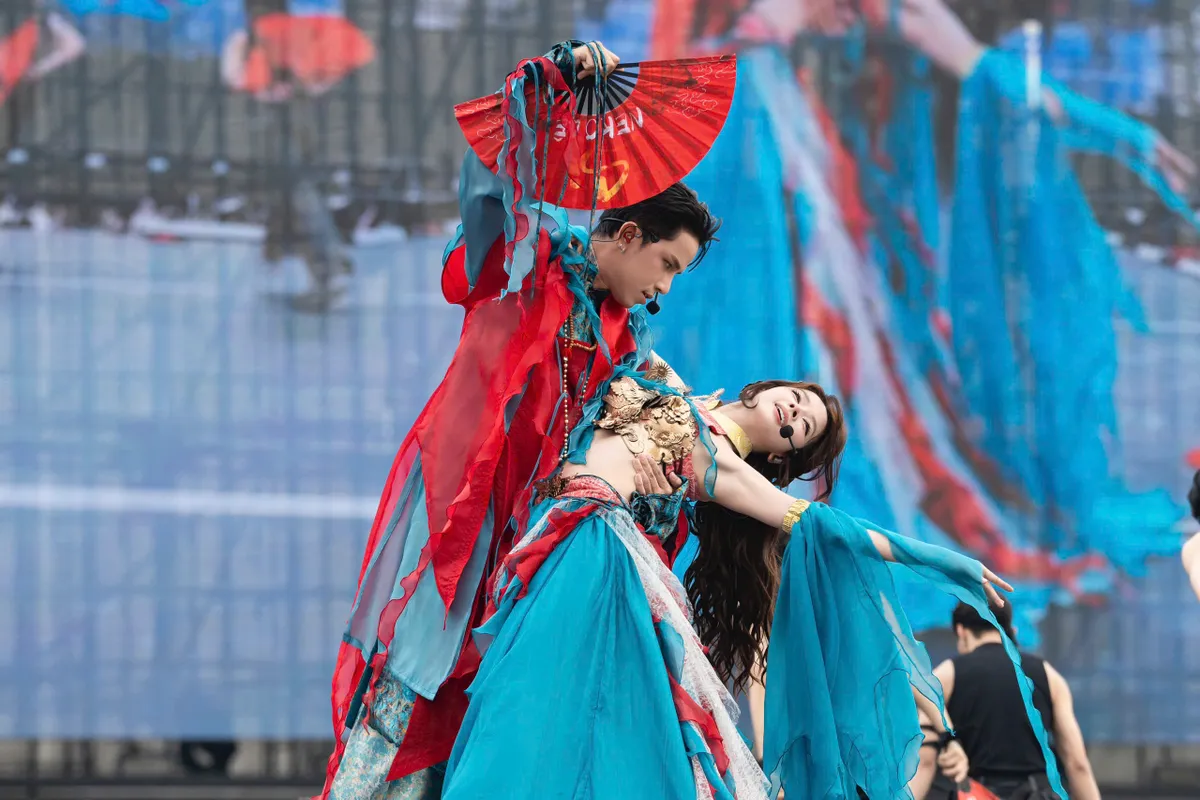 Lần đầu ti&ecirc;n d&agrave;n &ldquo;Anh T&agrave;i - Chị Đẹp&rdquo; c&ugrave;ng hội tụ, Y Concert tạo c&uacute; bắt tay chưa từng c&oacute;- Ảnh 2.