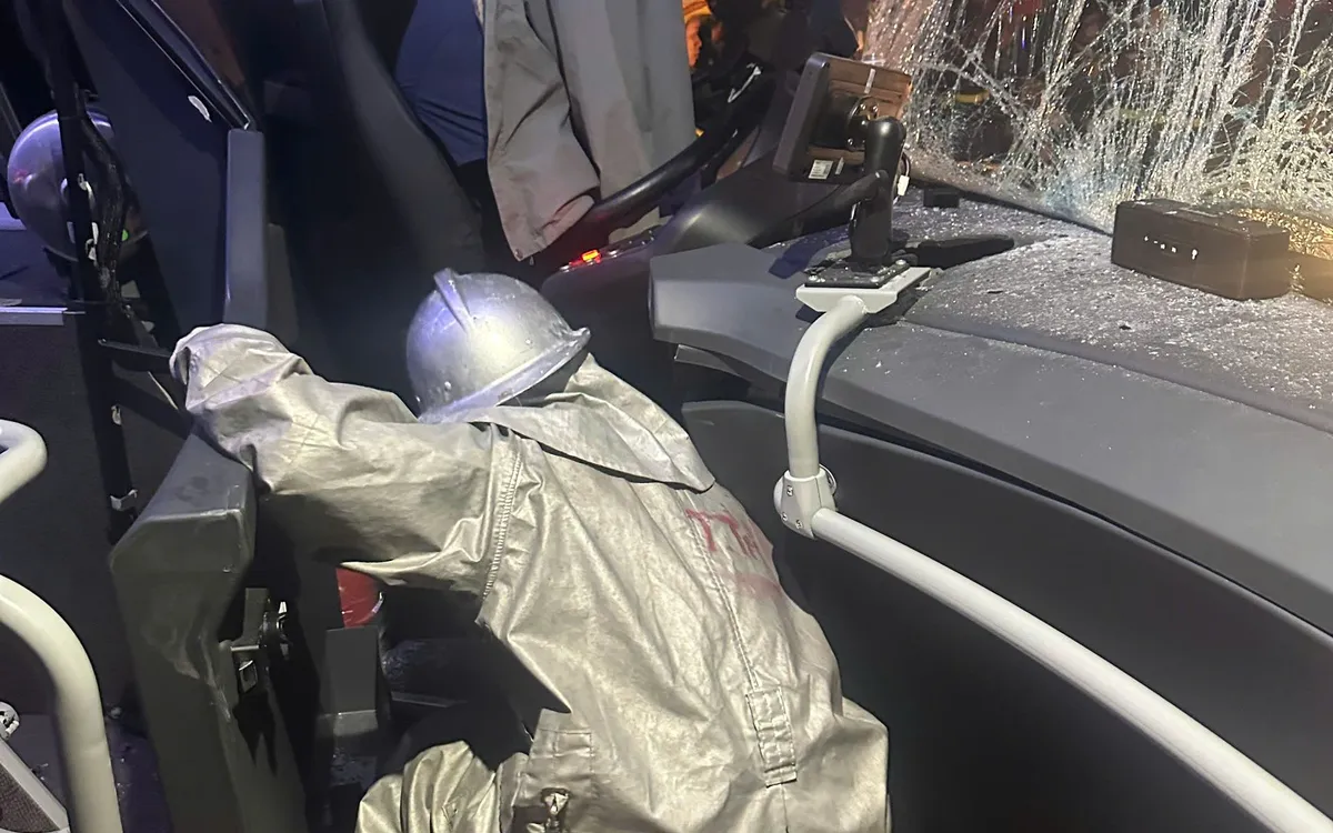  Cán bộ, chiến sĩ Phòng Cảnh sát PCCC & CNCH (Công an TP Hà Nội) đang tiến hành công tác cứu nạn.