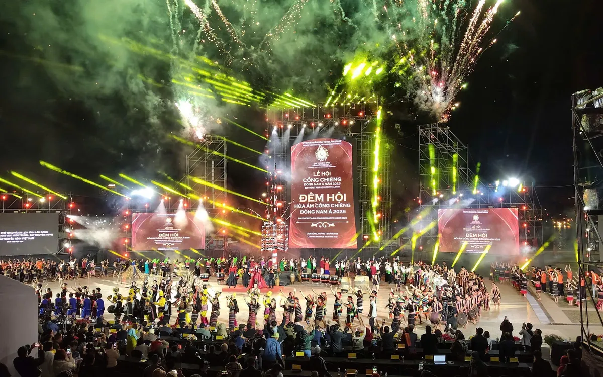 Đêm hội “Hòa âm cồng chiêng Đông Nam Á năm 2025” tại Quảng trường Lâm Viên.