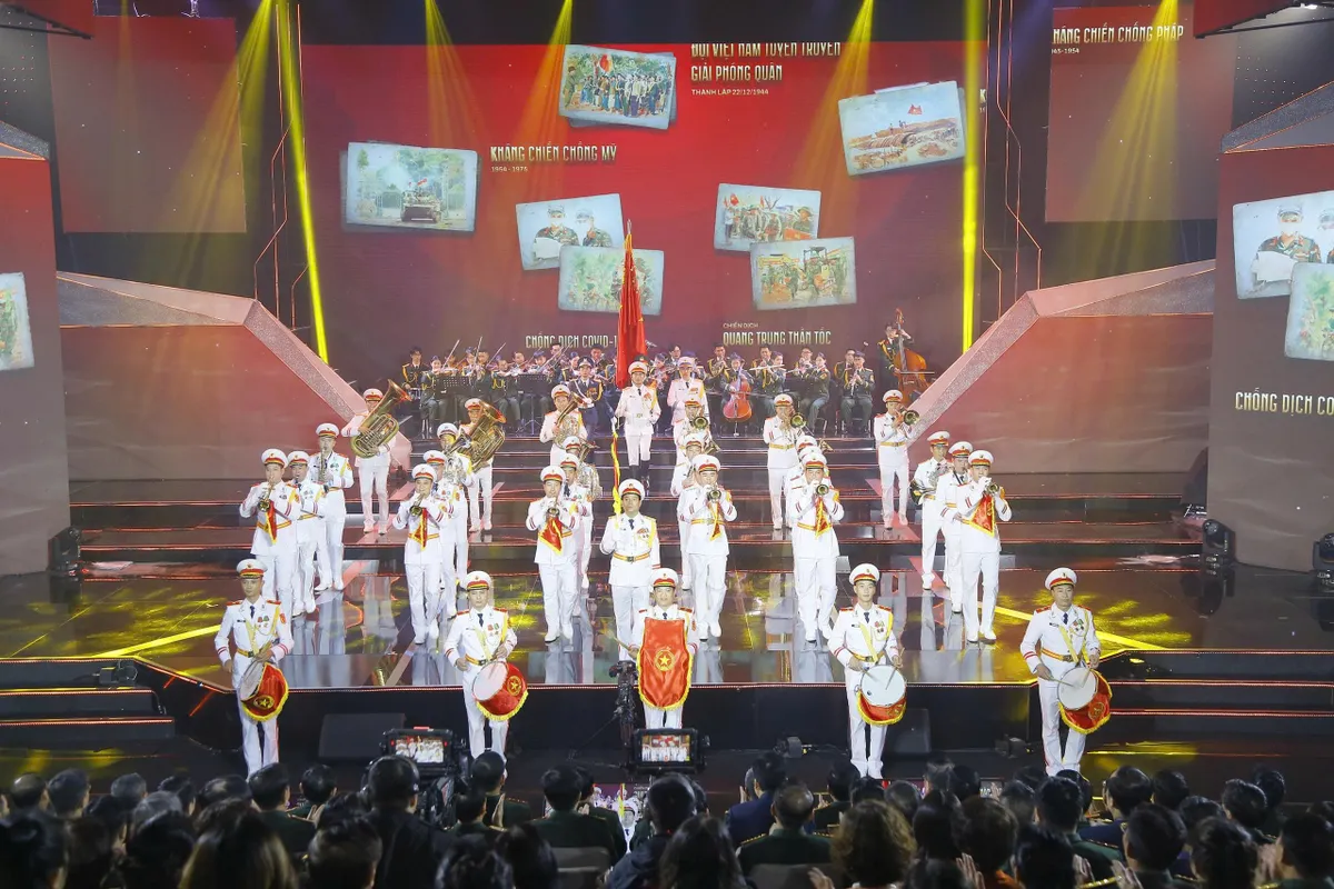 Chương tr&igrave;nh kỷ niệm 81 năm Ng&agrave;y th&agrave;nh lập Qu&acirc;n đội Nh&acirc;n d&acirc;n Việt Nam - Mệnh lệnh từ tr&aacute;i tim: Tự h&agrave;o v&agrave; x&uacute;c động! - Ảnh 5.