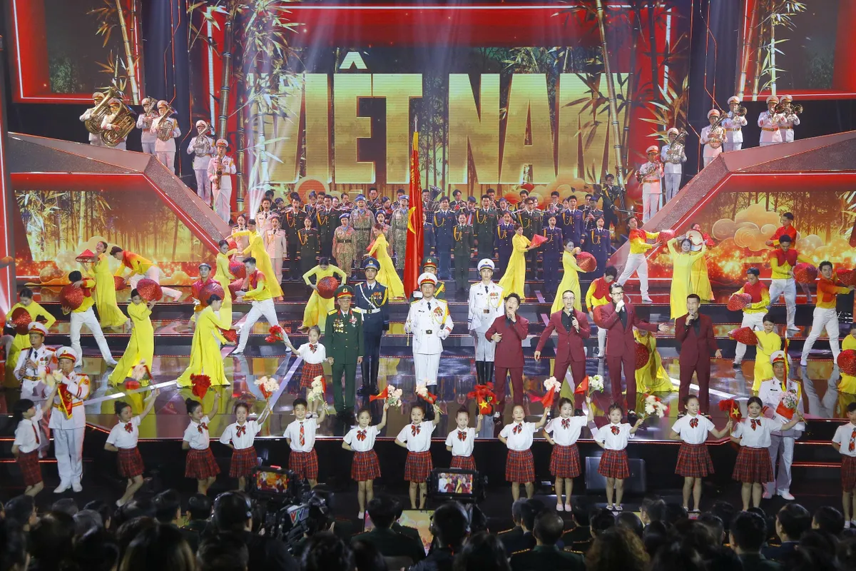 Chương tr&igrave;nh kỷ niệm 81 năm Ng&agrave;y th&agrave;nh lập Qu&acirc;n đội Nh&acirc;n d&acirc;n Việt Nam - Mệnh lệnh từ tr&aacute;i tim: Tự h&agrave;o v&agrave; x&uacute;c động! - Ảnh 3.