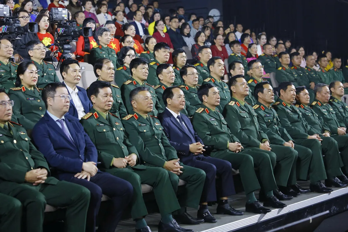 Chương tr&igrave;nh kỷ niệm 81 năm Ng&agrave;y th&agrave;nh lập Qu&acirc;n đội Nh&acirc;n d&acirc;n Việt Nam - Mệnh lệnh từ tr&aacute;i tim: Tự h&agrave;o v&agrave; x&uacute;c động! - Ảnh 1.