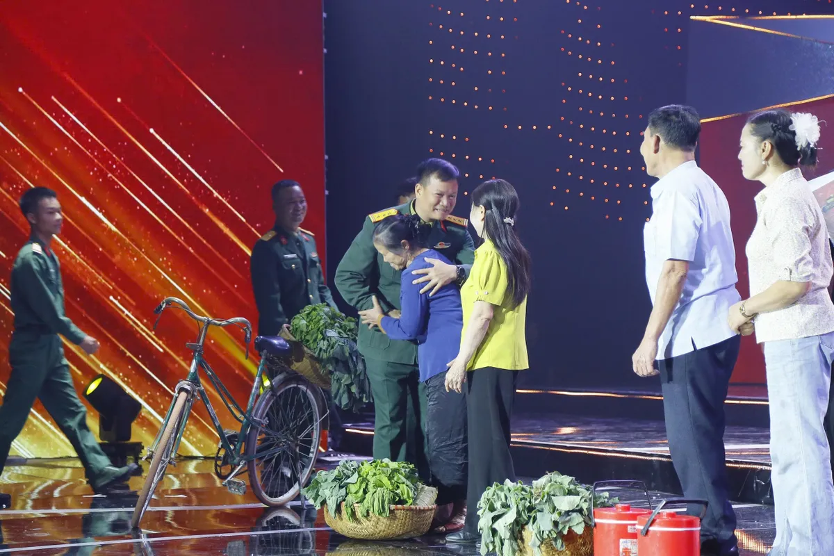 Chương tr&igrave;nh kỷ niệm 81 năm Ng&agrave;y th&agrave;nh lập Qu&acirc;n đội Nh&acirc;n d&acirc;n Việt Nam - Mệnh lệnh từ tr&aacute;i tim: Tự h&agrave;o v&agrave; x&uacute;c động! - Ảnh 9.