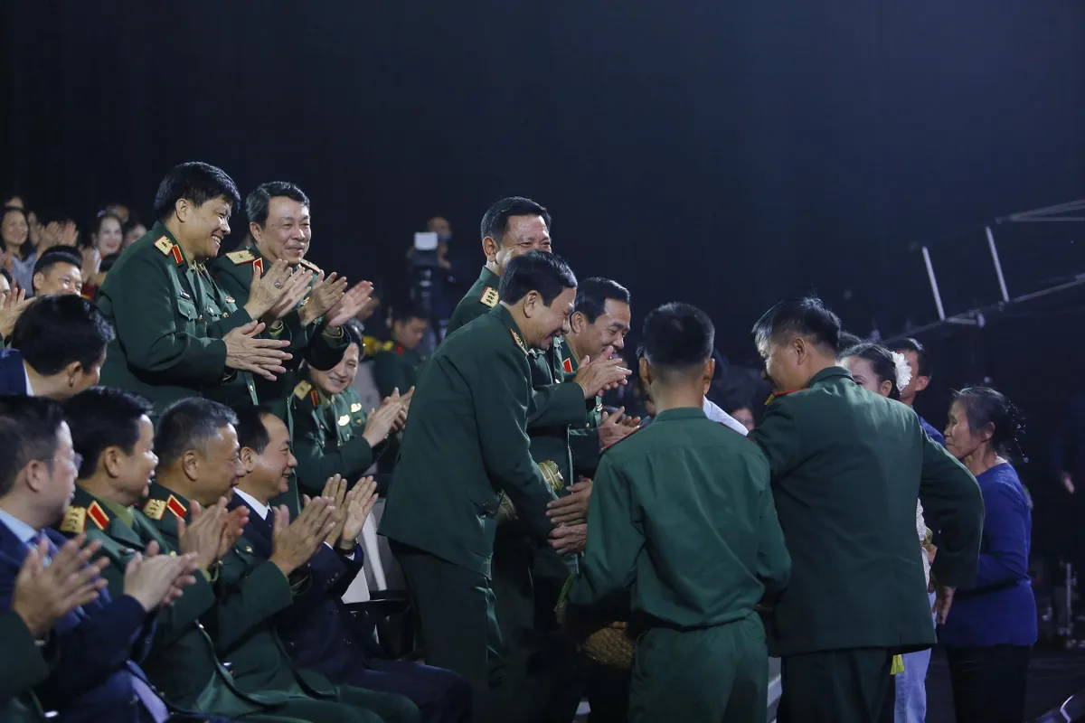 Chương tr&igrave;nh kỷ niệm 81 năm Ng&agrave;y th&agrave;nh lập Qu&acirc;n đội Nh&acirc;n d&acirc;n Việt Nam - Mệnh lệnh từ tr&aacute;i tim: Tự h&agrave;o v&agrave; x&uacute;c động! - Ảnh 10.