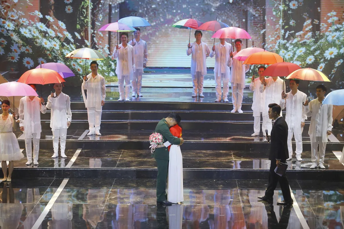 Chương tr&igrave;nh kỷ niệm 81 năm Ng&agrave;y th&agrave;nh lập Qu&acirc;n đội Nh&acirc;n d&acirc;n Việt Nam - Mệnh lệnh từ tr&aacute;i tim: Tự h&agrave;o v&agrave; x&uacute;c động! - Ảnh 15.