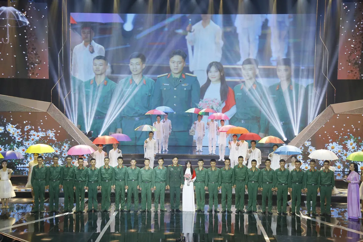 Chương tr&igrave;nh kỷ niệm 81 năm Ng&agrave;y th&agrave;nh lập Qu&acirc;n đội Nh&acirc;n d&acirc;n Việt Nam - Mệnh lệnh từ tr&aacute;i tim: Tự h&agrave;o v&agrave; x&uacute;c động! - Ảnh 16.