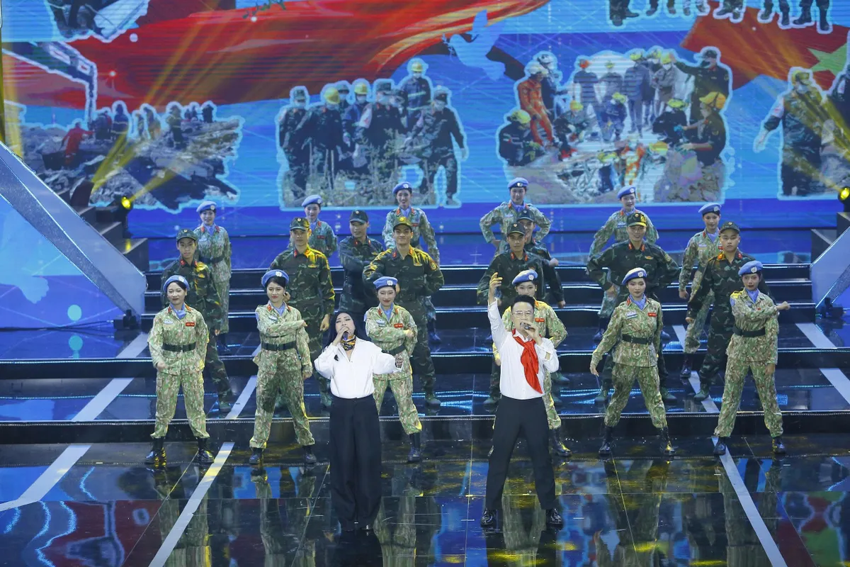 Chương tr&igrave;nh kỷ niệm 81 năm Ng&agrave;y th&agrave;nh lập Qu&acirc;n đội Nh&acirc;n d&acirc;n Việt Nam - Mệnh lệnh từ tr&aacute;i tim: Tự h&agrave;o v&agrave; x&uacute;c động! - Ảnh 17.