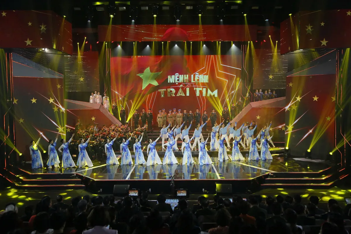 Chương tr&igrave;nh kỷ niệm 81 năm Ng&agrave;y th&agrave;nh lập Qu&acirc;n đội Nh&acirc;n d&acirc;n Việt Nam - Mệnh lệnh từ tr&aacute;i tim: Tự h&agrave;o v&agrave; x&uacute;c động! - Ảnh 19.