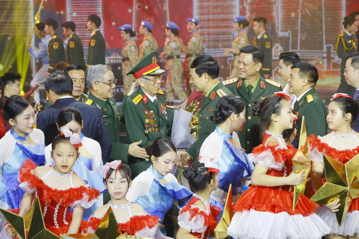 Chương tr&igrave;nh kỷ niệm 81 năm Ng&agrave;y th&agrave;nh lập Qu&acirc;n đội Nh&acirc;n d&acirc;n Việt Nam - Mệnh lệnh từ tr&aacute;i tim: Tự h&agrave;o v&agrave; x&uacute;c động! - Ảnh 20.