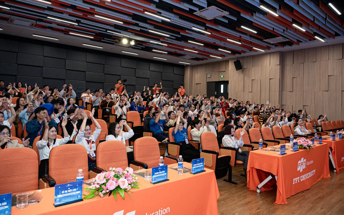 200 B&iacute; thư Đo&agrave;n miền Trung chia sẻ về định hướng nghề nghiệp  - Ảnh 1.