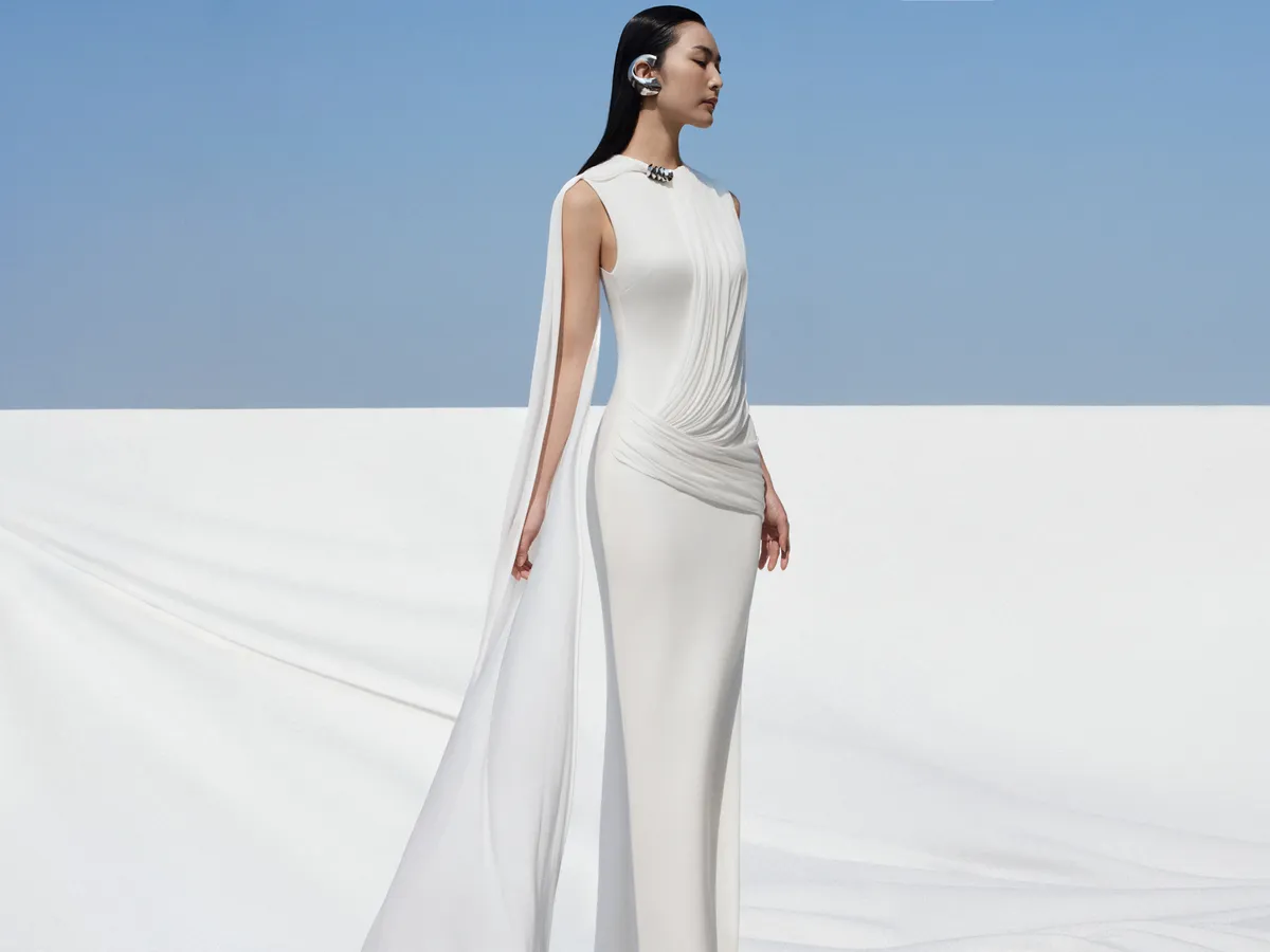 Helly Tống kh&aacute;c lạ trong t&agrave; &aacute;o d&agrave;i đương đại - Ảnh 3.