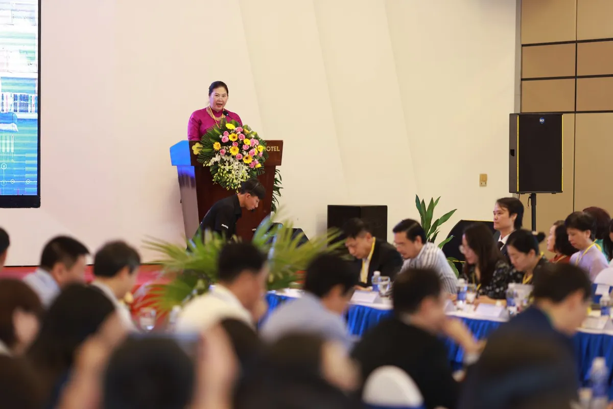 Bà Trịnh Hoài Thu, Phó Vụ trưởng Vụ Giáo dục Phổ thông, Trưởng Ban điều phối Chương trình cấp Bộ, phát biểu tại Hội nghị tổng kết Chương trình Nâng cao chất lượng thư viện nhằm phát triển thói quen đọc và văn hóa đọc giai đoạn 2021-2025.