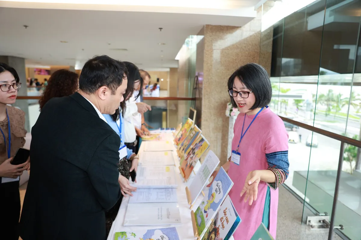 Các đại biểu tham quan gian trưng bày thư viện tại hội nghị