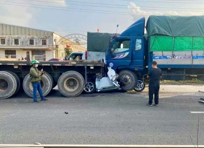 Tai nạn giao th&ocirc;ng li&ecirc;n ho&agrave;n giữa 7 xe &ocirc;t&ocirc;, 2 người thiệt mạng - Ảnh 1.