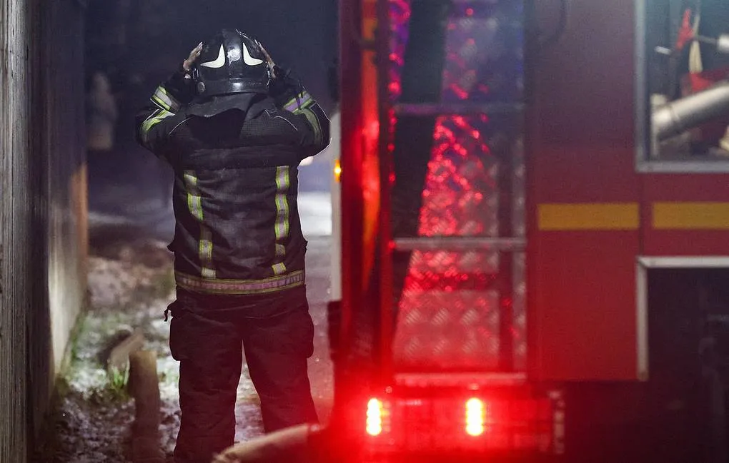 Ukraine tấn c&ocirc;ng g&acirc;y hỏa hoạn lớn tại cầu cảng chiến lược của Nga- Ảnh 1.