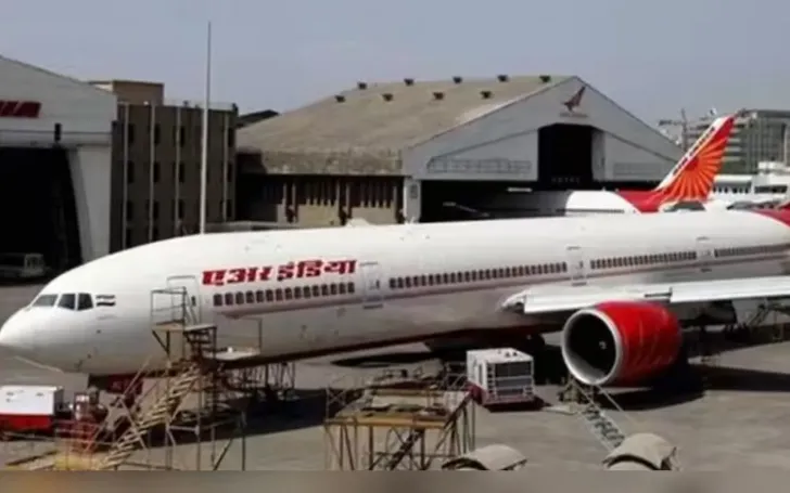 M&aacute;y bay Air India hạ c&aacute;nh khẩn cấp do động cơ ngừng hoạt động giữa kh&ocirc;ng trung - Ảnh 1.
